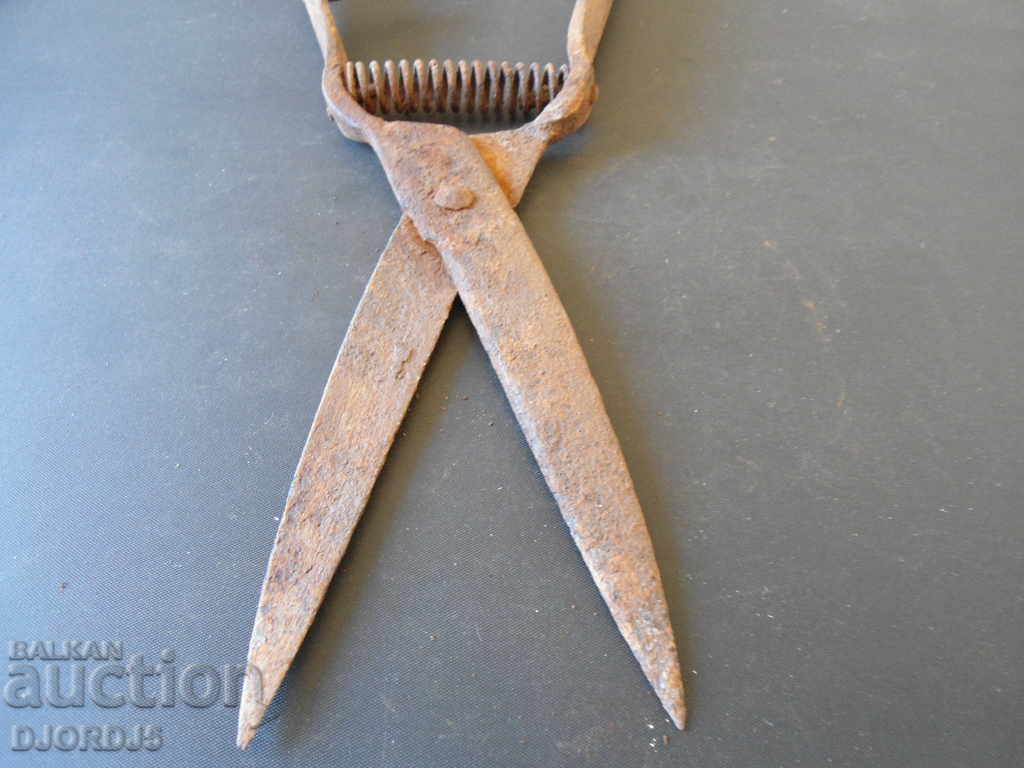 Delivery of Old forged scissors