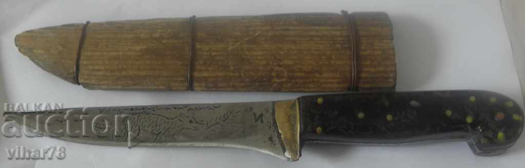 UN CUȚIT VECHI CU CUȚIT