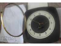 Стенен часовник Маяк