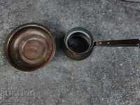 O oală de cupru și un ceainic de cupru