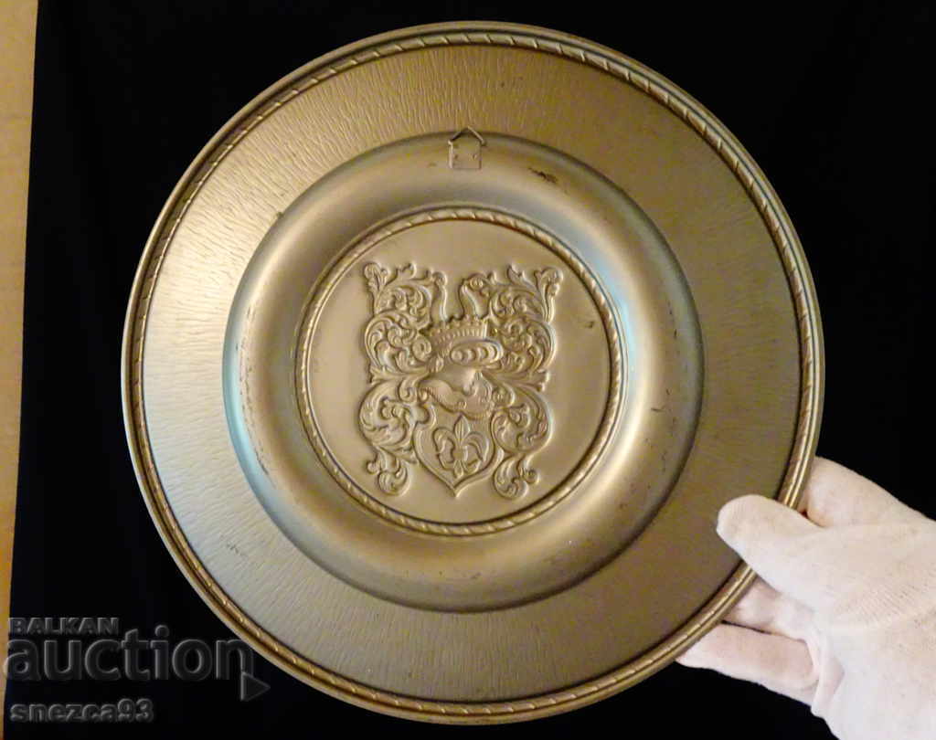 Delivery of Copper wedding plaque with family crest. Delivery of Copper wedding plaque with family crest.