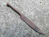 Un cuțit forjat cu mâna veche, fără o lamă de păstrăv rupt