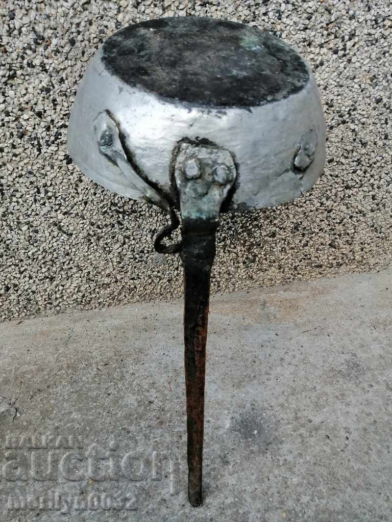 Auction An old copper pan, a baker, a tray, a copper pot Auction An old copper pan, a baker, a tray, a copper pot