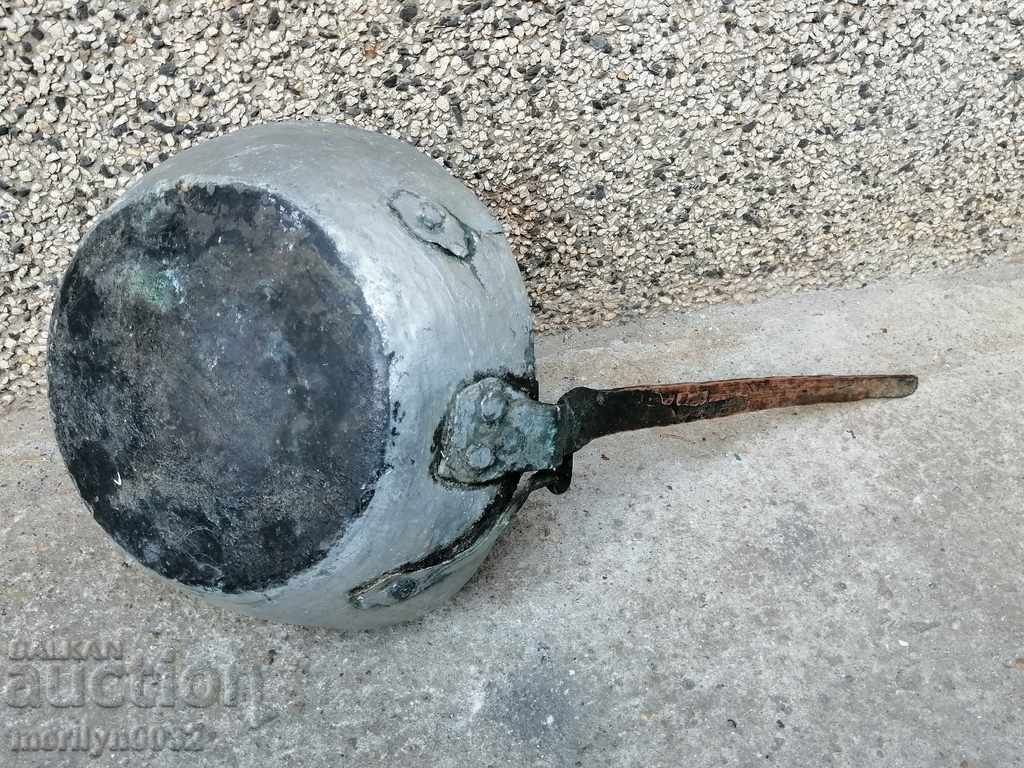 An old copper pan, a baker, a tray, a copper pot - 6 An old copper pan, a baker, a tray, a copper pot - 6