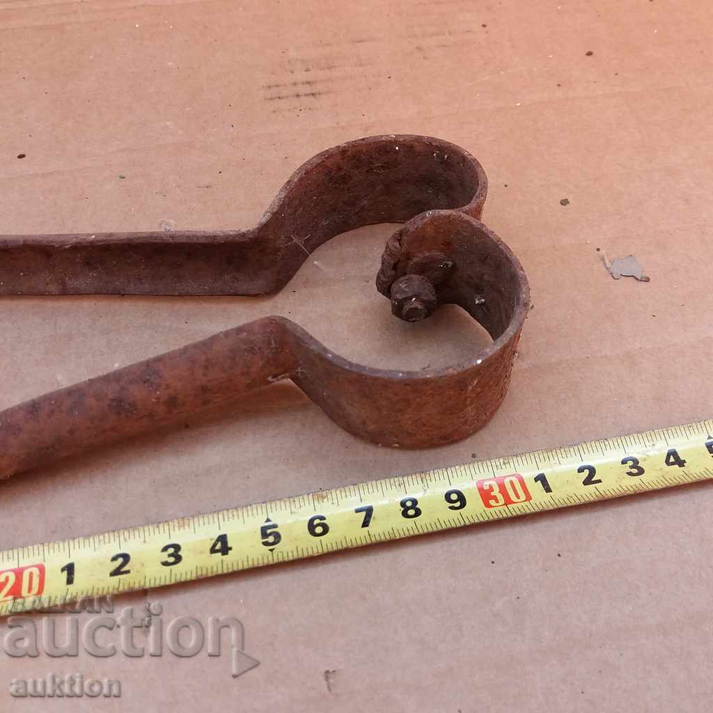 Delivery of OLD MASSIVE FORGED SHEEP SHEARS Delivery of OLD MASSIVE FORGED SHEEP SHEARS