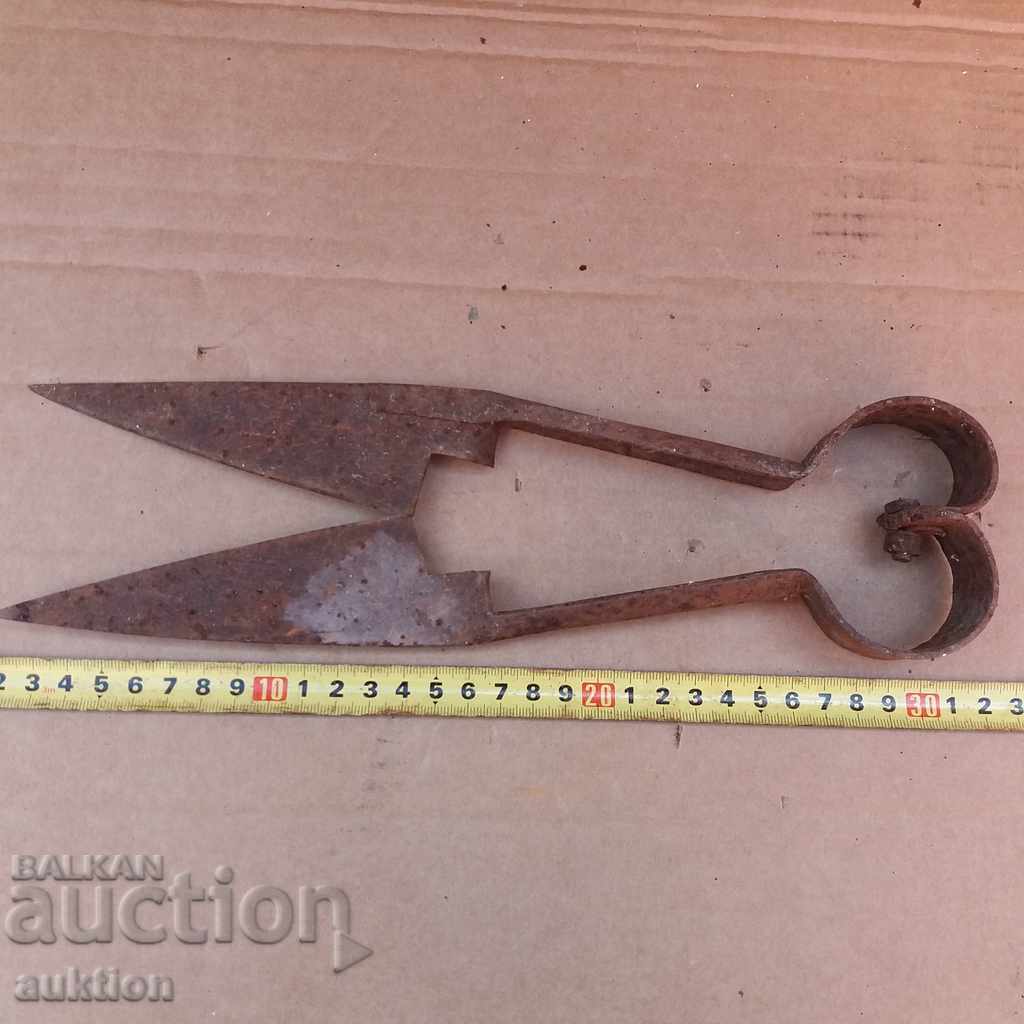 OLD MASSIVE FORGED SHEEP SHEARS