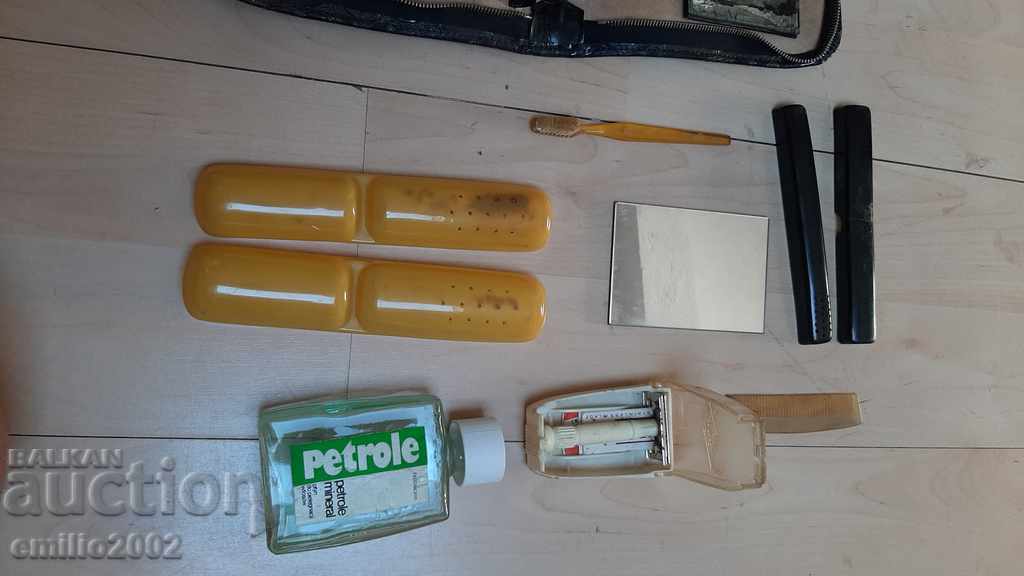 Auction  Officer's toilet kit retro soc