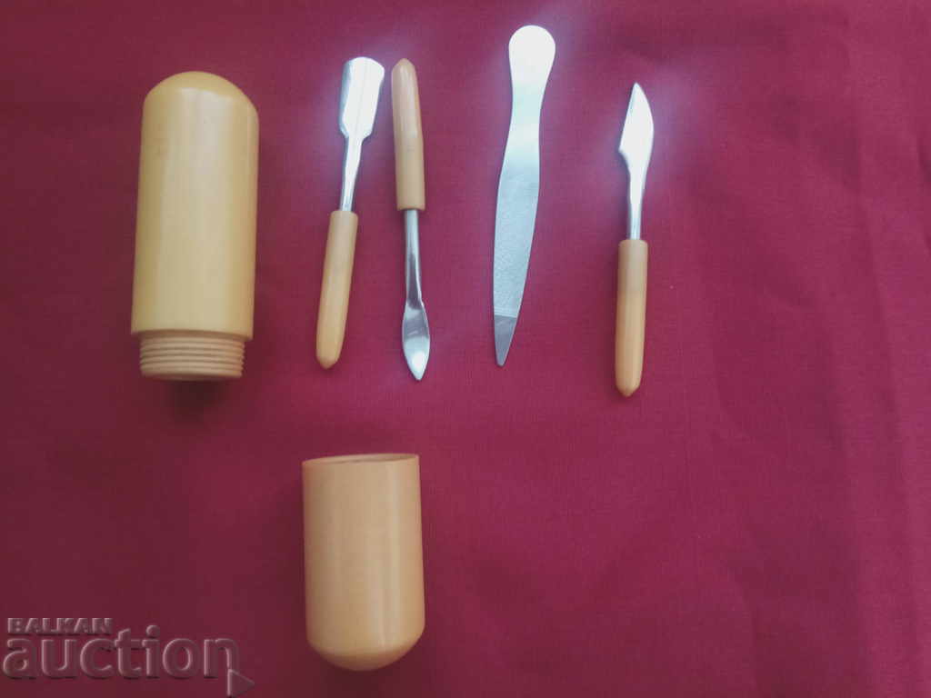 Licitație trusa de unghii batrane de la soca Licitație trusa de unghii batrane de la soca