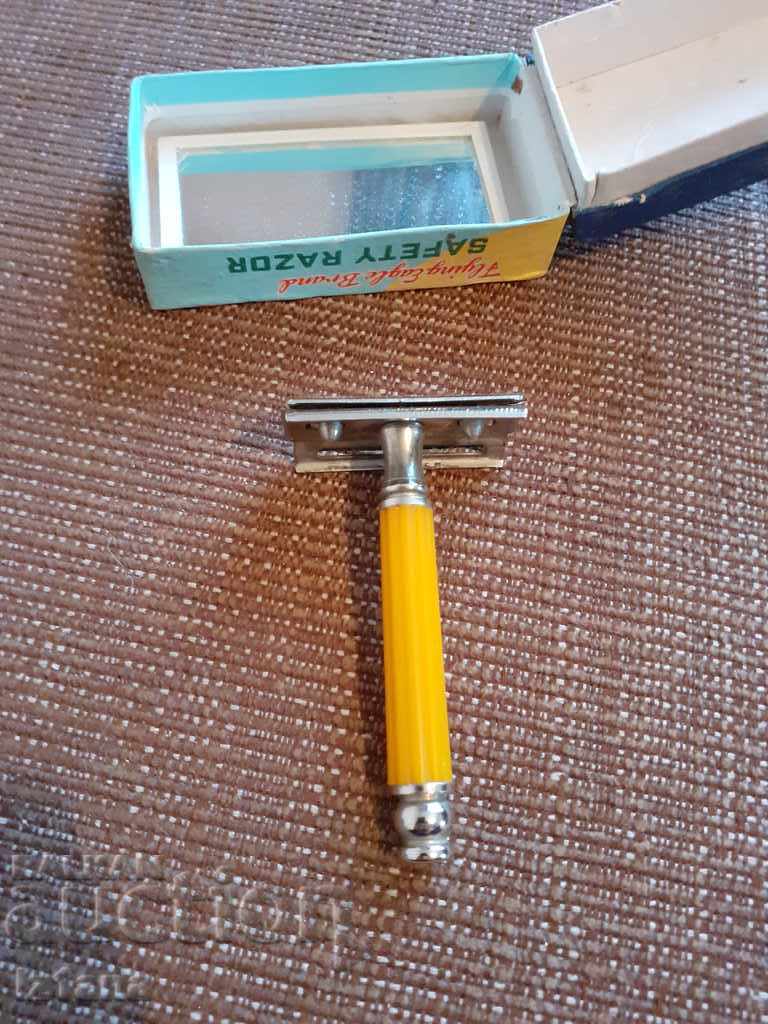 Delivery of Old Flying Figeon razor Delivery of Old Flying Figeon razor