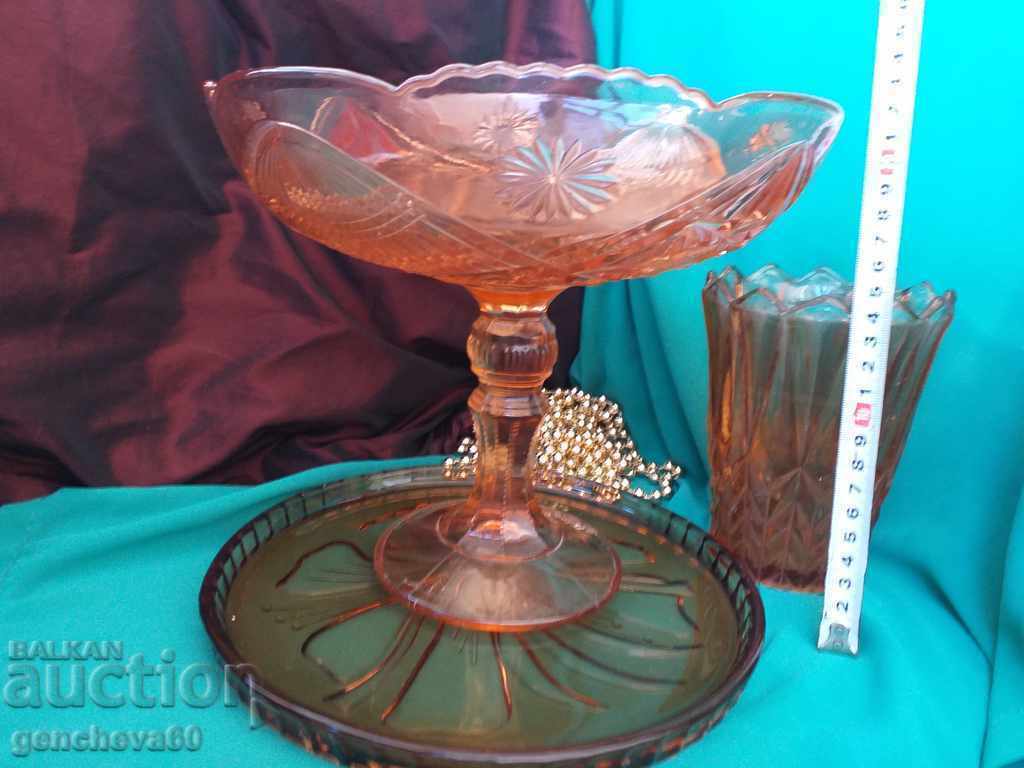 Licitație Un fruct, o vază și o tavă de culoare chihlimbar Licitație Un fruct, o vază și o tavă de culoare chihlimbar