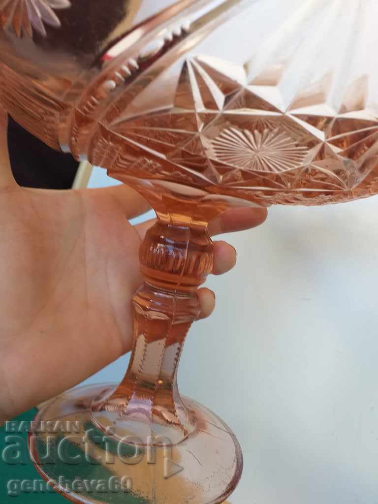Livrarea Un fruct, o vază și o tavă de culoare chihlimbar