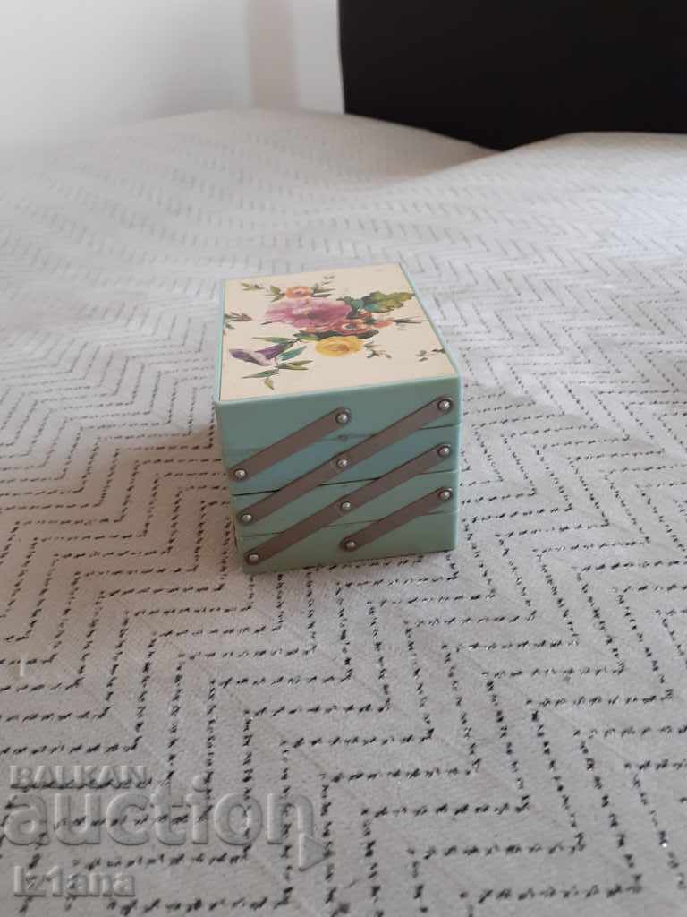 Delivery of Old children's souvenir box for accessories