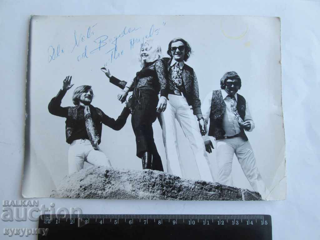Delivery of Autograph and photo from a music band from the 1960s