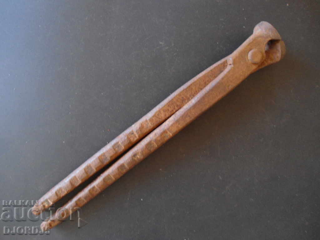 Old pliers with price 2.00 BGN | € 1.02 Old pliers with price 2.00 BGN | € 1.02