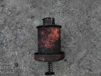 Element de eșapament al unui vechi tractor pe șenile