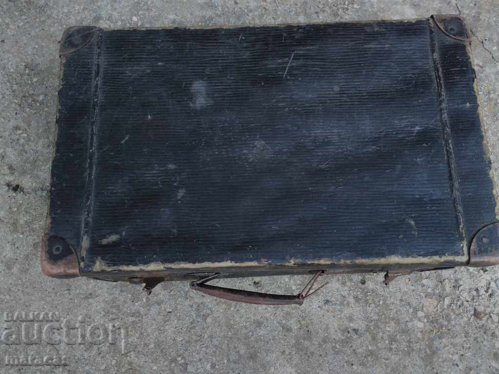 Стари куфари кожен и от пресована хартия Стари куфари кожен и от пресована хартия