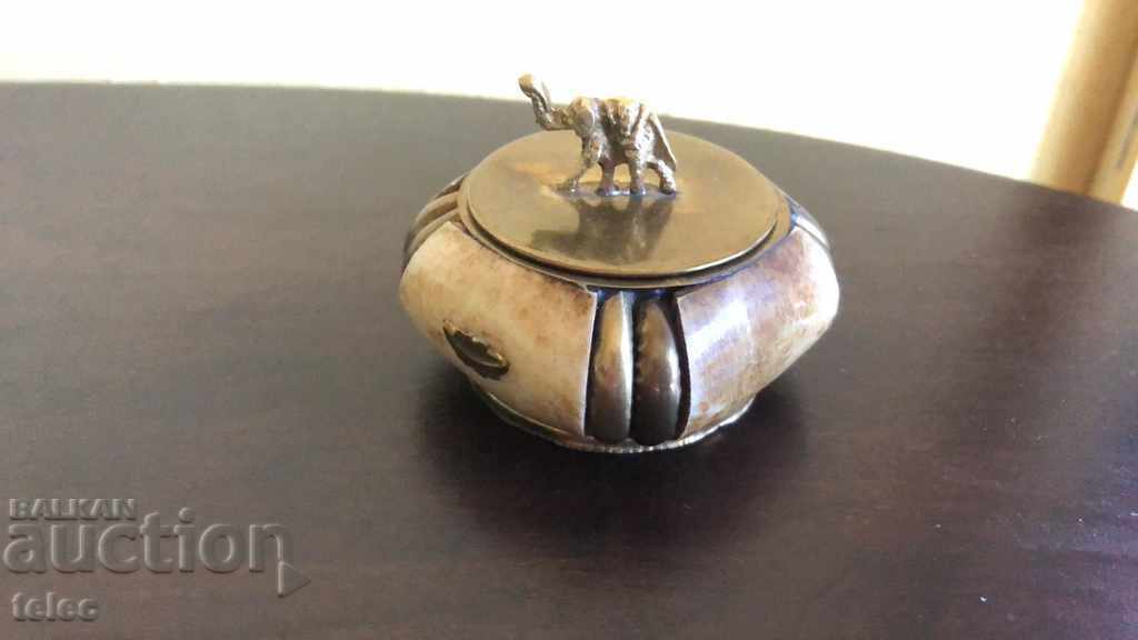 Auction Exquisite box for earrings / rings Auction Exquisite box for earrings / rings