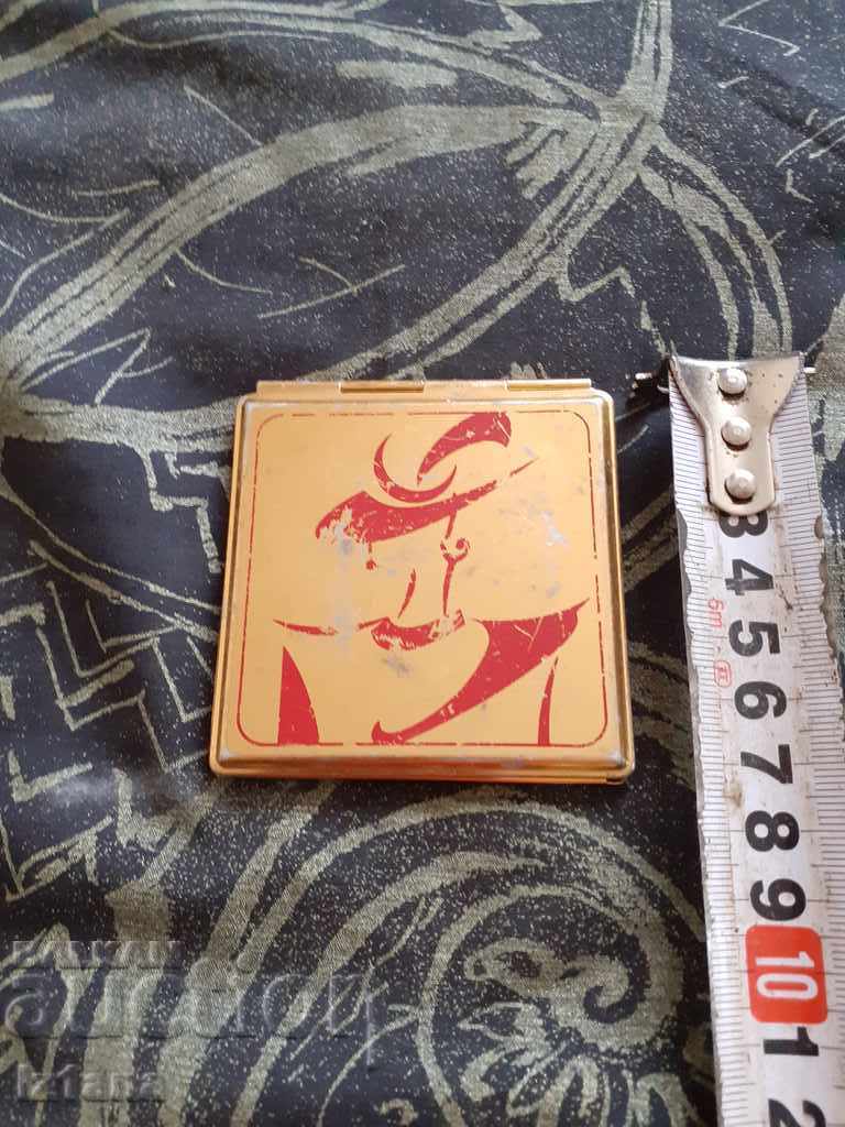 Auction An old mirror, a mirror Auction An old mirror, a mirror