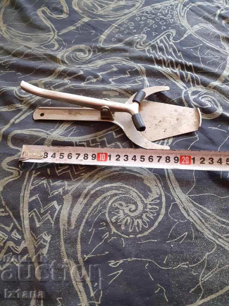 Auction  An old jar opener
