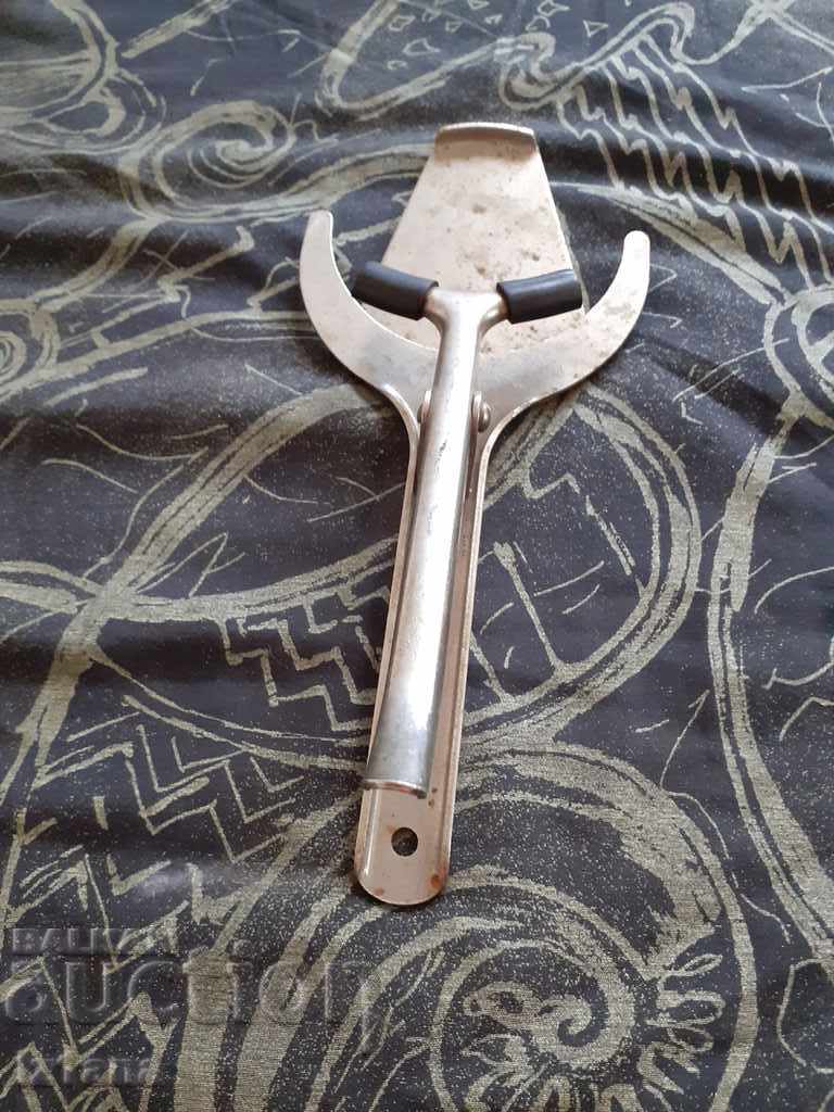 Delivery of An old jar opener