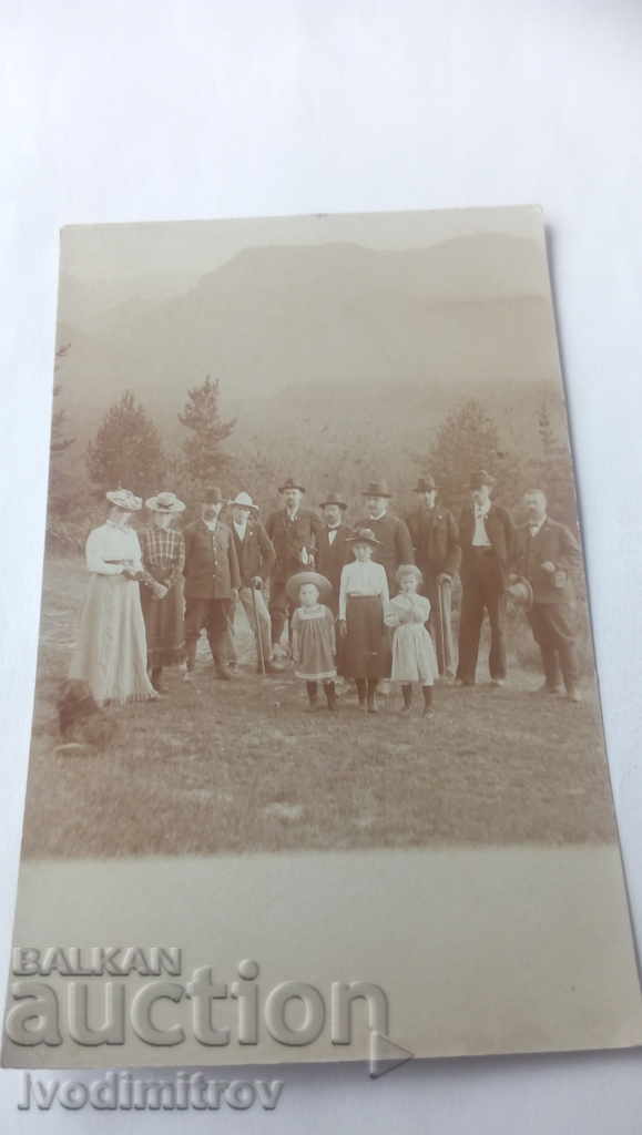 Οικογένειες φιλικές με καρτ ποστάλ σε ένα ταξίδι στα βουνά