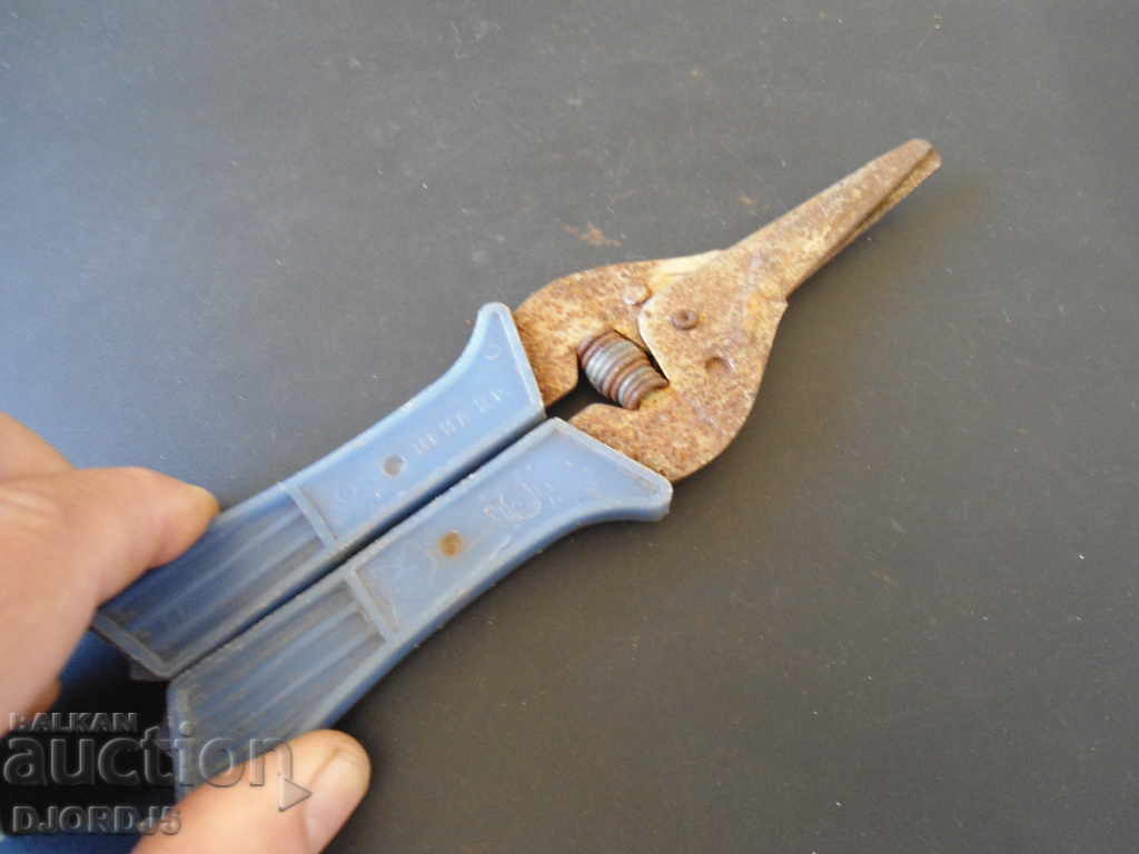 Auction  Old scissors, markings