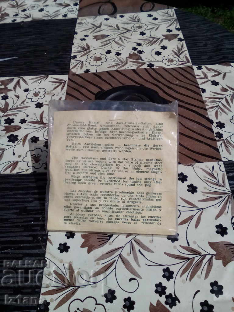 An old guitar strings with price 15.00 BGN | € 7.67