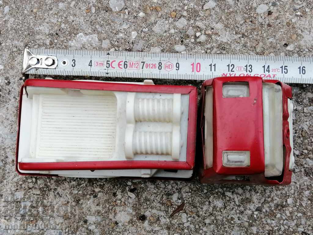 Delivery of A toy toy, a truck, a truck, a car, a car Delivery of A toy toy, a truck, a truck, a car, a car