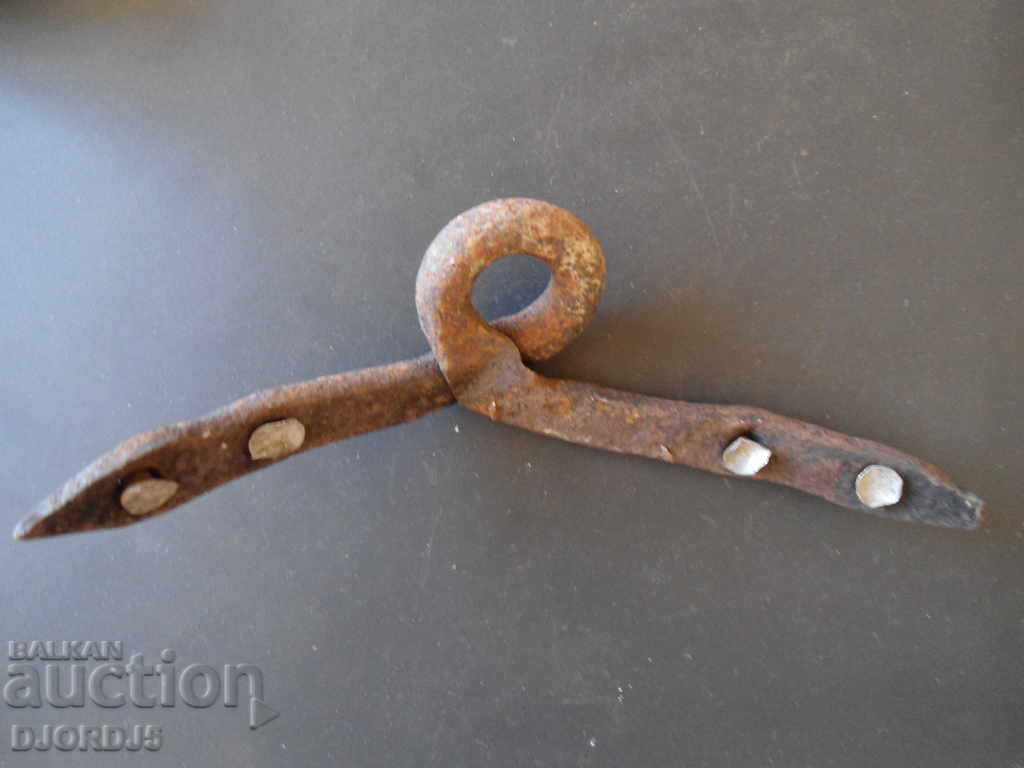 An old honeycomb hinge with price 2.00 BGN | € 1.02 An old honeycomb hinge with price 2.00 BGN | € 1.02