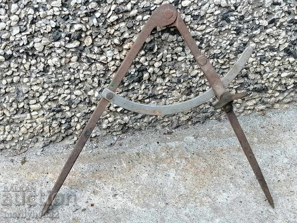 busolă veche pentru foi de metal cu preț 42.00 BGN | € 21.47