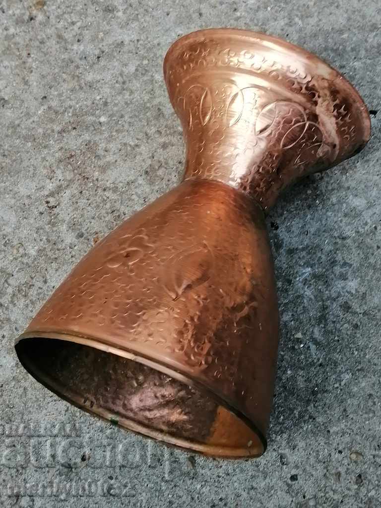 Δημοπρασία Μια χάλκινη κανάτα ενός αρτοποιού, ένα χάλκινο κύπελλο από ένα κύπελλο Δημοπρασία Μια χάλκινη κανάτα ενός αρτοποιού, ένα χάλκινο κύπελλο από ένα κύπελλο