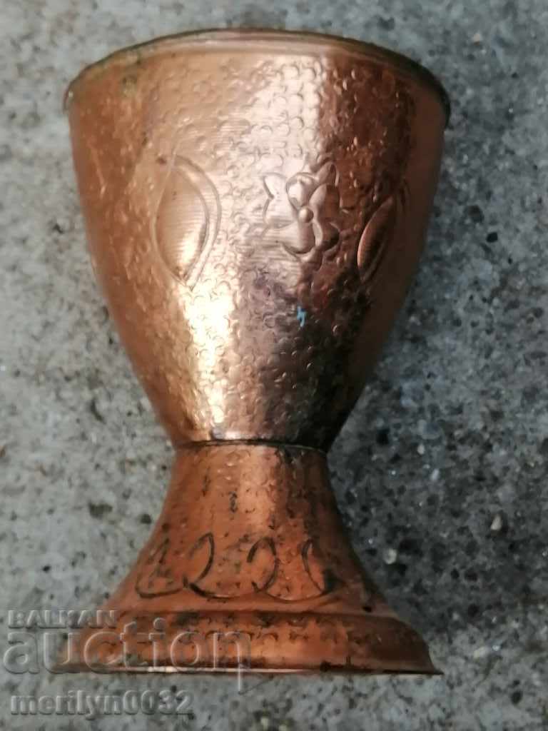 Παράδοση Μια χάλκινη κανάτα ενός αρτοποιού, ένα χάλκινο κύπελλο από ένα κύπελλο Παράδοση Μια χάλκινη κανάτα ενός αρτοποιού, ένα χάλκινο κύπελλο από ένα κύπελλο