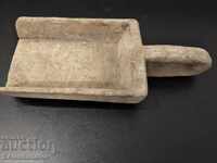 Veche lopată de lemn