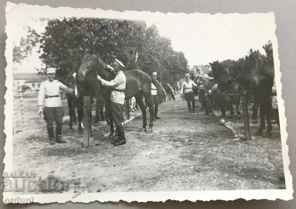 1337 Царство България юнкери почистват коне 30-те г.
