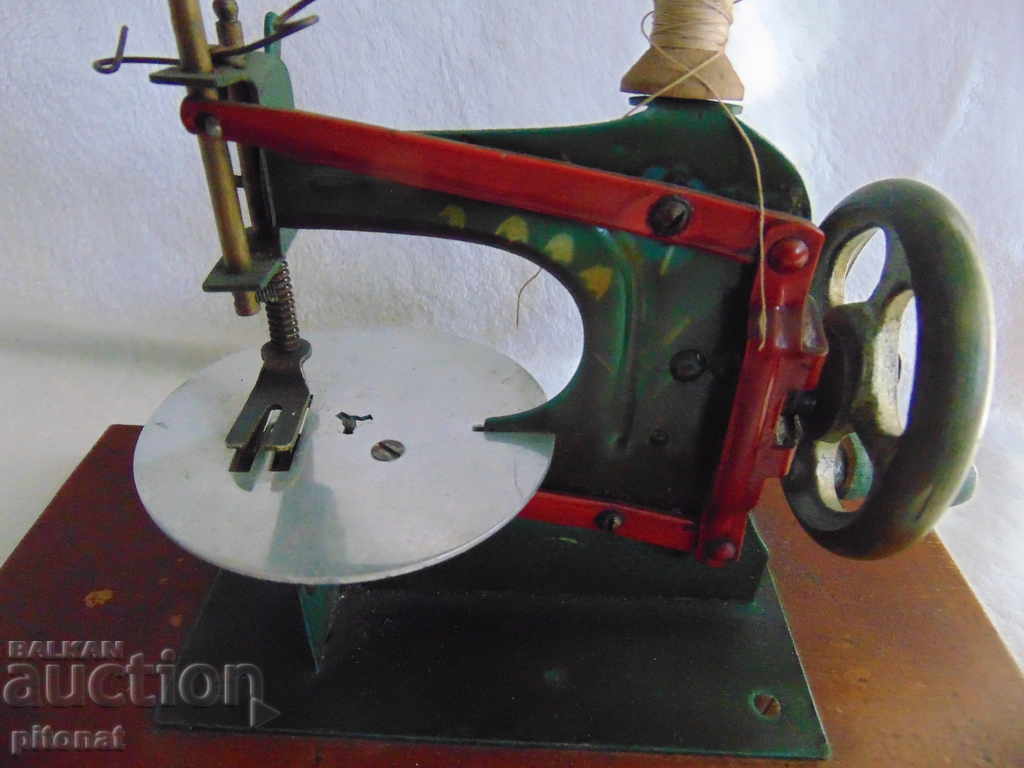 Collectible children's sewing machine with price 95.00 BGN | € 48.57 Collectible children's sewing machine with price 95.00 BGN | € 48.57