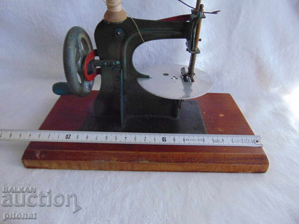Collectible children's sewing machine - 5 Collectible children's sewing machine - 5