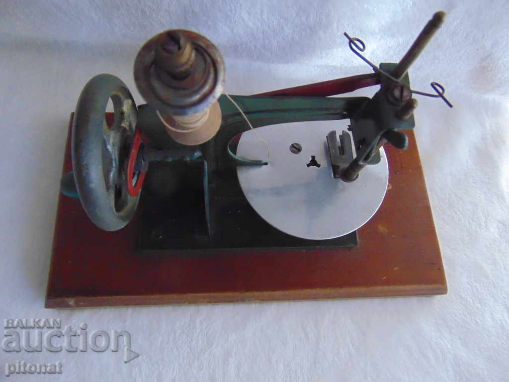 Collectible children's sewing machine - 6 Collectible children's sewing machine - 6