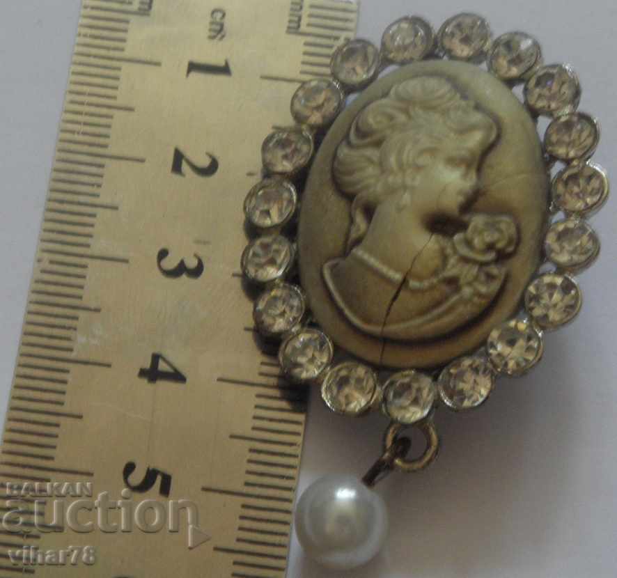 Auction  Kamea brooch