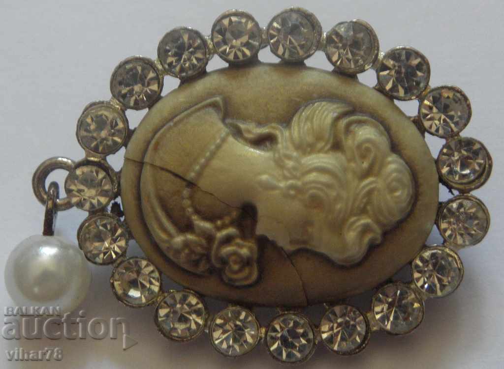 Delivery of Kamea brooch