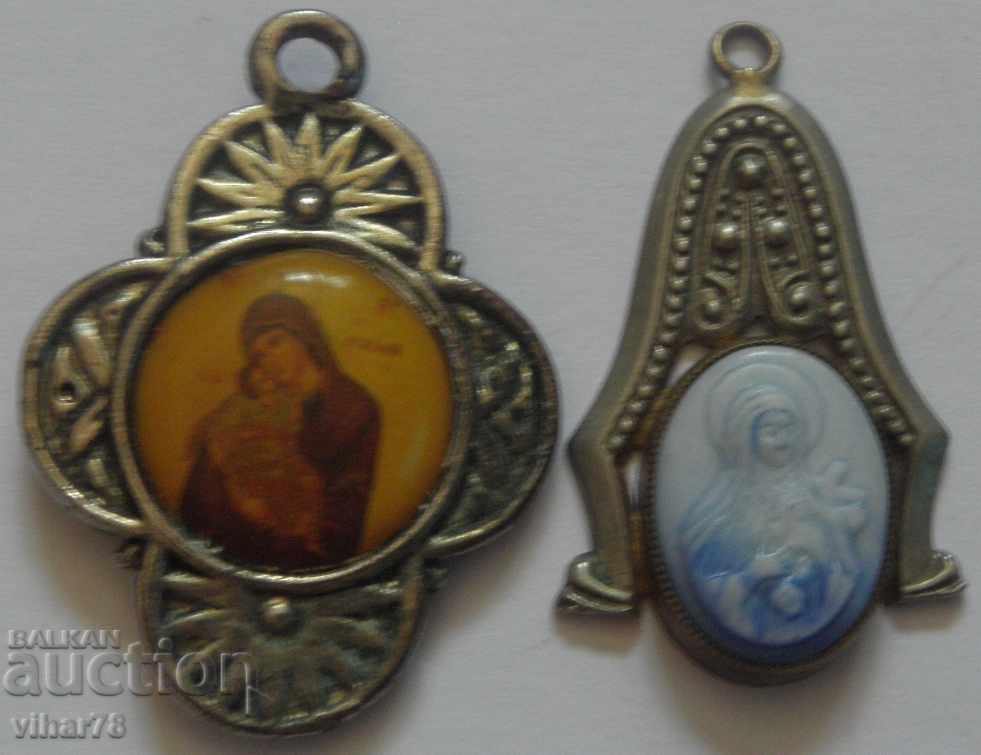 Două bucăți de medalioane-cruce