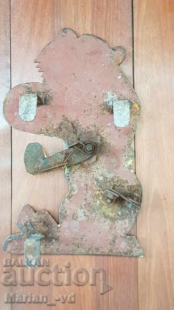 Παράδοση Μηχανικό μεταλλικό λιοντάρι από ένα σκοπευτήριο Παράδοση Μηχανικό μεταλλικό λιοντάρι από ένα σκοπευτήριο