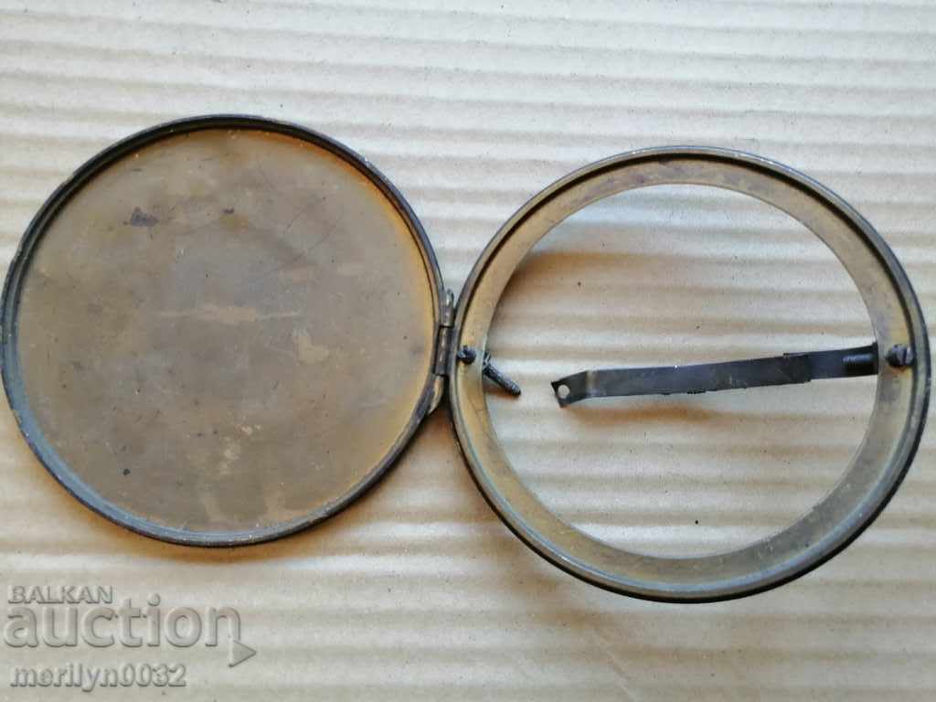 Бронзов венец без стъкло с капак от каминен часовник 19ти в с цена 49.00 лв. | € 25.05 Бронзов венец без стъкло с капак от каминен часовник 19ти в с цена 49.00 лв. | € 25.05