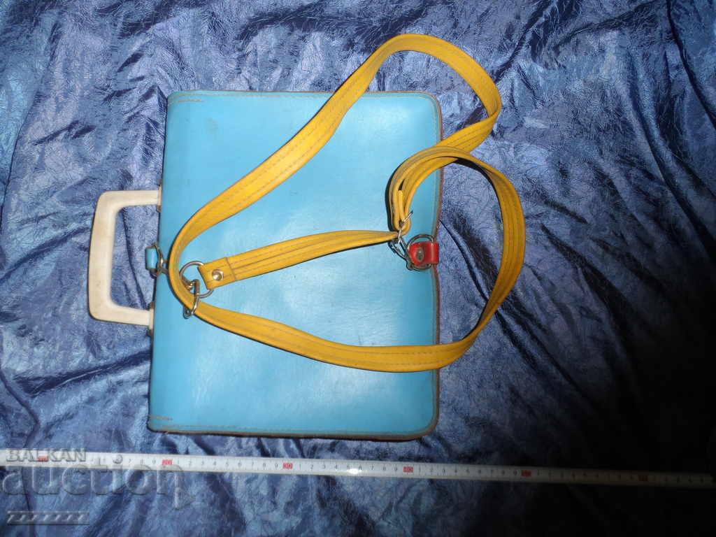 geanta de scoala veche cu preț 25.00 BGN | € 12.78 geanta de scoala veche cu preț 25.00 BGN | € 12.78