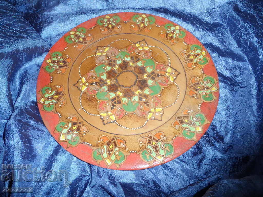 Доставка на чиния за стена