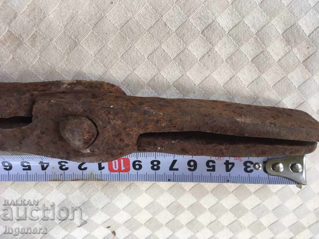 Delivery of PLIERS A HUGE FORGED ANCIENT TOOL Delivery of PLIERS A HUGE FORGED ANCIENT TOOL