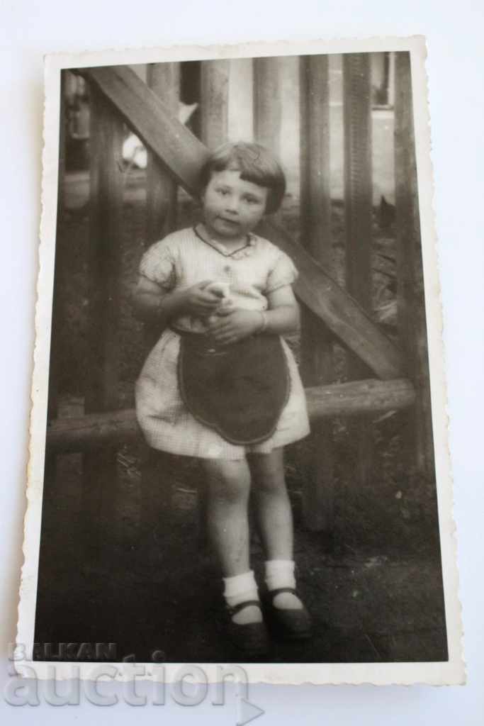 CHILD GIRL BULGARIAN GARDENERS CZECH REPUBLIC ISLAND OLD PHOTO