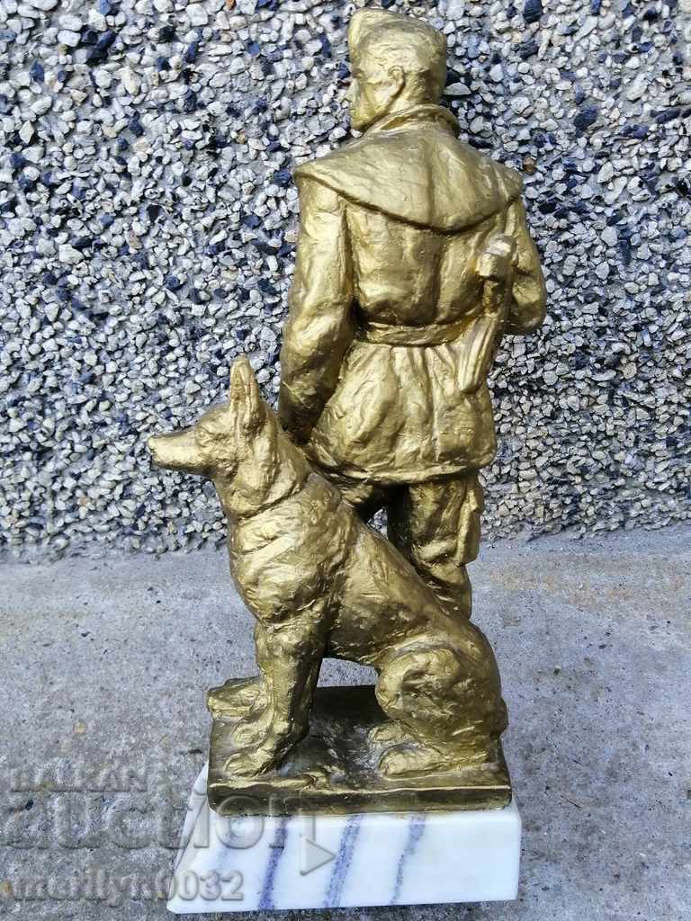 Скулптура Граничар с куче социалистически реализъм НРБ БНА с цена 495.00 лв. | € 253.09 Скулптура Граничар с куче социалистически реализъм НРБ БНА с цена 495.00 лв. | € 253.09