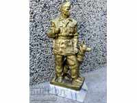 Скулптура Граничар с куче социалистически реализъм НРБ БНА