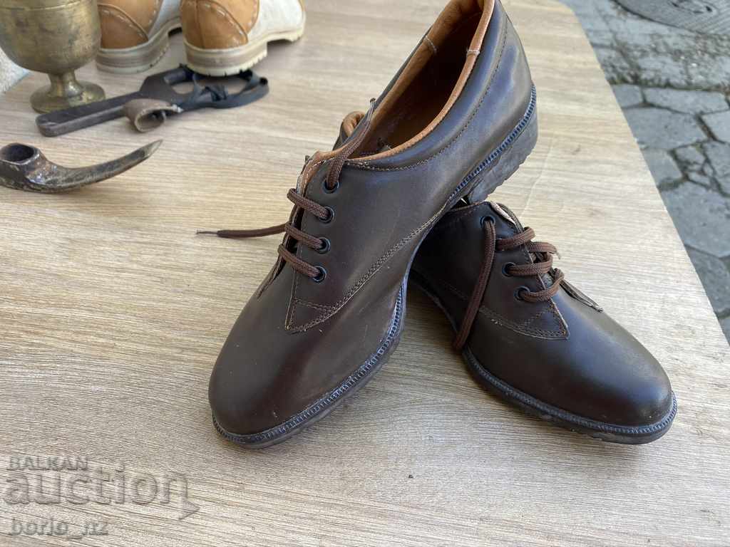 Delivery of 10336. OLD LEATHER SHOES UNUSED Delivery of 10336. OLD LEATHER SHOES UNUSED