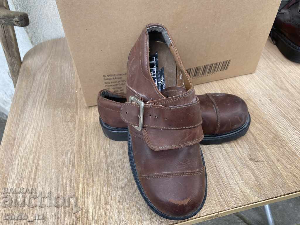 Auction 10362. OLD MASSIVE SHOES GENUINE LEATHER Auction 10362. OLD MASSIVE SHOES GENUINE LEATHER